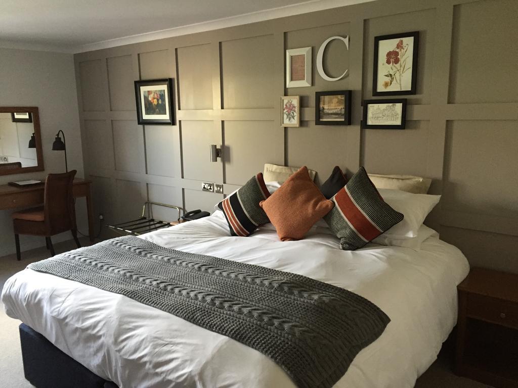 Crown Hotel Chertsey Room photo